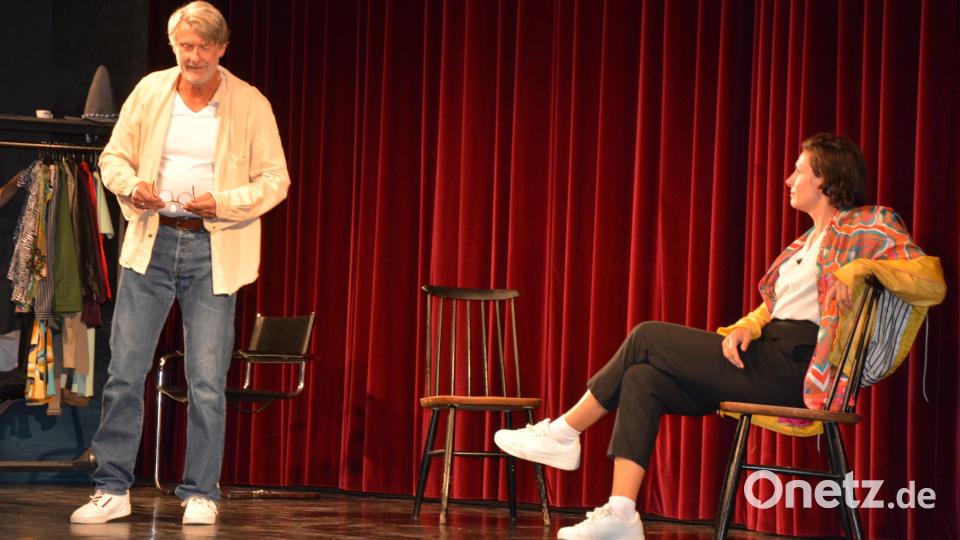 Das Altonaer Theater zeigte die Krimikomödie "Das Kind in mir will achtsam morden". Bild: Josef Rosner
