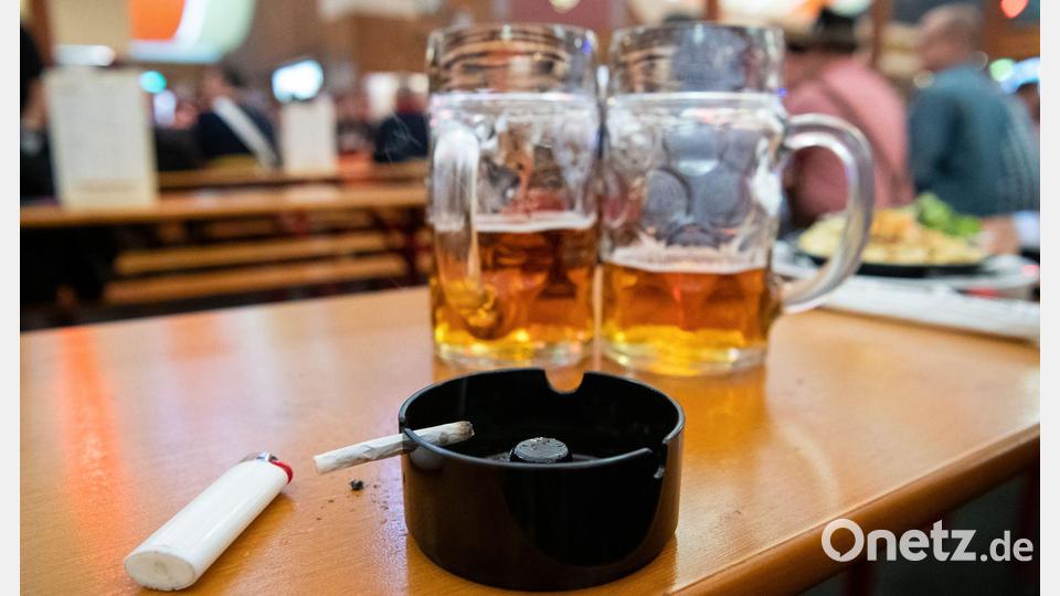 Energydrinks werden häufig zusammen mit anderen gesundheitsschädlichen Gütern konsumiert. (Illustration) Bild: Sebastian Gollnow/dpa