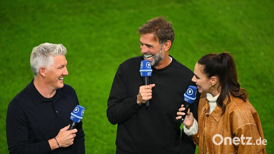 TV-Experte Bastian Schweinsteiger zusammen mit Bundestrainer Jürgen Klopp und ARD-Moderatorin Esther Sedlaczek vor dem Länderspiel gegen Griechenland. Bild: Tom Weller/dpa