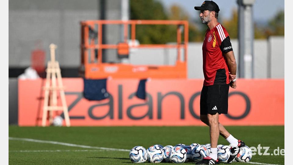 Jürgen Klopp schaut beim Training der Nationalmannschaft genau hin. Bild: Federico Gambarini/dpa