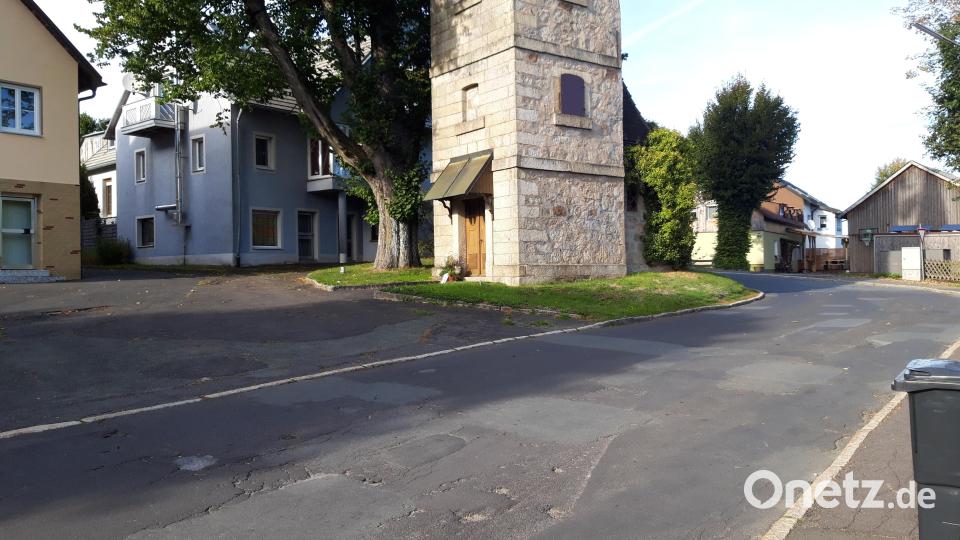 Die Kurve um die Kriegergedächtniskapelle soll auf 7,20 Meter verbreitert werden, um diese gefährliche Engstelle zu entschärfen. Hierzu muss der Gehsteig in das Kirchgäßchen (links zwischen den beiden Häusern) verlegt werden. Bild: wkr