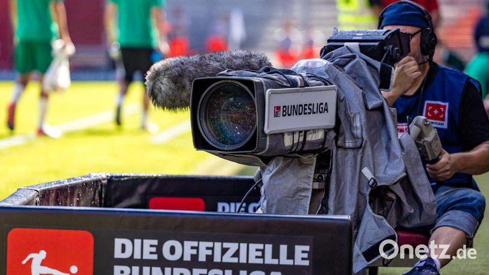 Der Umgang mit Stadionvloggern ist auch eine Rechtefrage. (Archivbild) Bild: Frank Hammerschmidt/dpa
