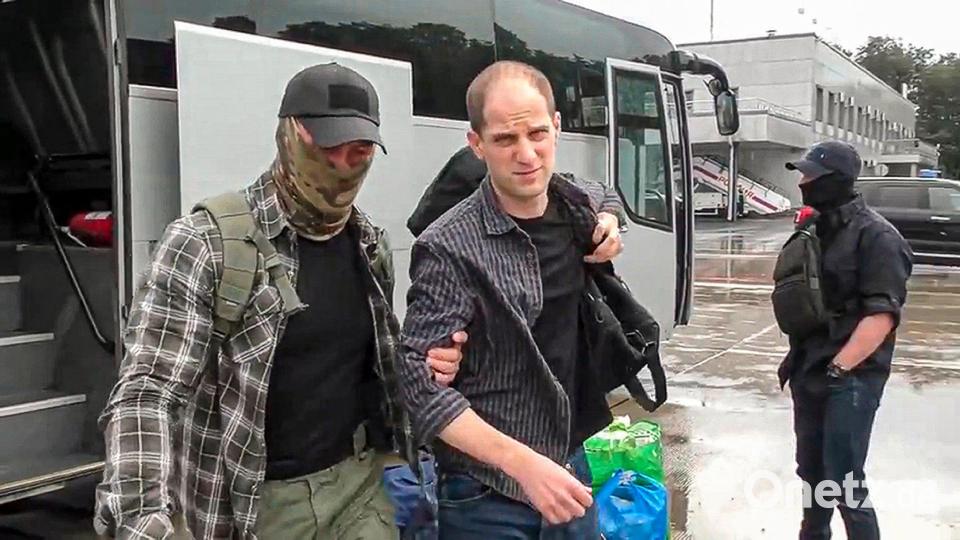 Der US-Journalist Evan Gershkovich hat über seine Zeit als Russland-Korrespondent und über die Monate in Gefangenschaft ein Buch geschrieben. (Archivbild) Bild: Uncredited/Russian Federal Security Service via RTR/AP