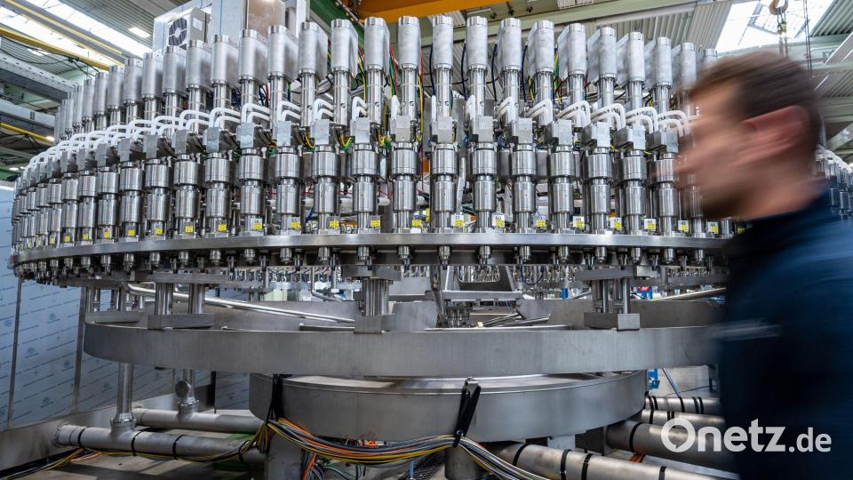 Angesichts der schwierigen Wirtschaftslage kommt es vor allem in der Industrie und im Handel zu Beschäftigungsabbau. (Archivbild) Bild: Armin Weigel/dpa