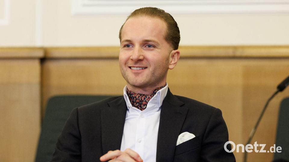 Im Anzug und mit Einstecktuch - so präsentierte sich Hendrik Holt gerne. (Archivbild) Bild: Friso Gentsch/dpa