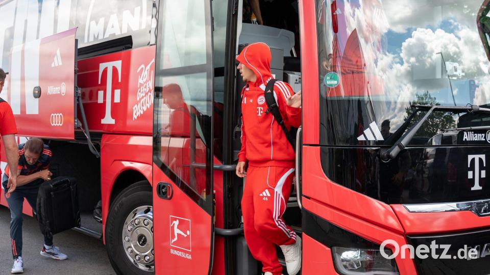 Die Ankunft der Mannschaftsbusse ist ein beliebtes Motiv. (Archivbild) Bild: Leonie Asendorpf/dpa