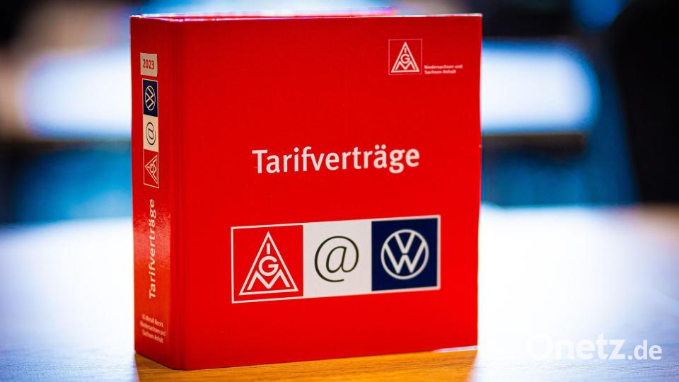 Sie werden bald neu verhandelt: Die Tarifverträge bei Volkswagen. (Archivbild) Bild: Moritz Frankenberg/dpa