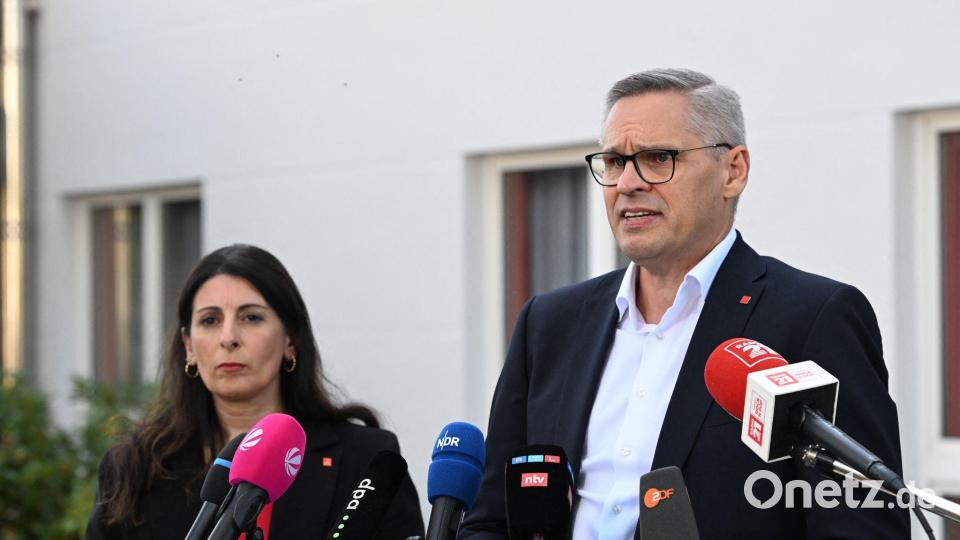 IG-Metall-Bezirksleiter Gröger und VW-Betriebsratschefin Cavallo zeigten sich nach dem Gespräch „enttäuscht und wütend“. Bild: Julian Stratenschulte/dpa