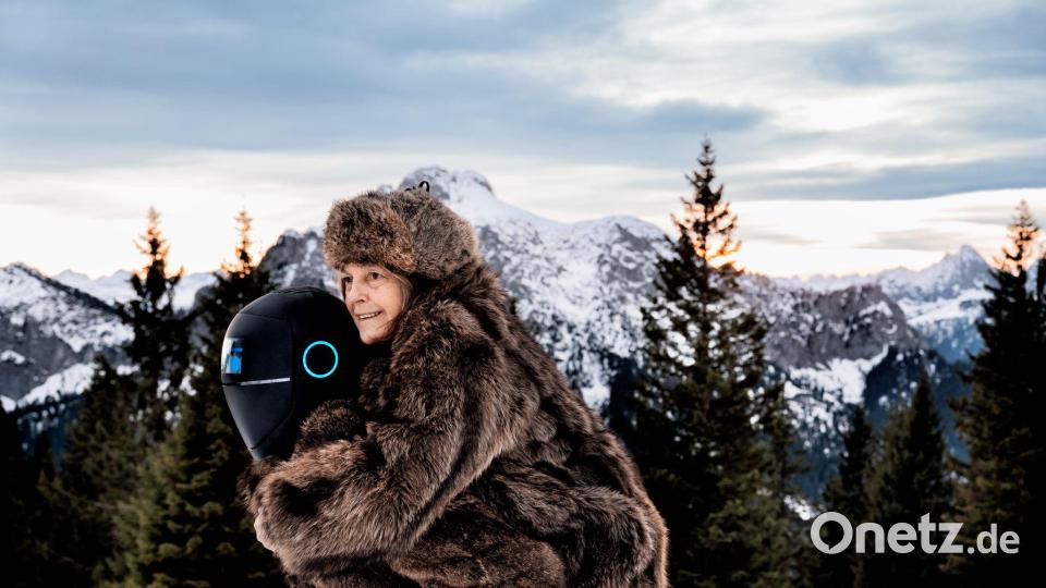 Der Roboter soll sie pflegen, ihre Gesundheit überwachen und sie unterhalten - doch die Frau hat ihren eigenen Kopf. Bild: Mathias Bothor/Zeitsprung Pictures / Wild Bunch Germany/dpa