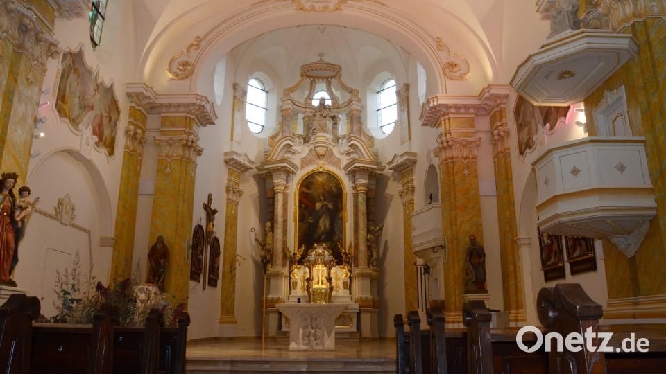 Der Hochaltar der Stadtpfarrkirche zeigt drei Festgeheimnisse rund um Maria. Die rußgeschwärzte Apsis gehört der Vergangenheit an. Bild: Elisabeth Dobmayer
