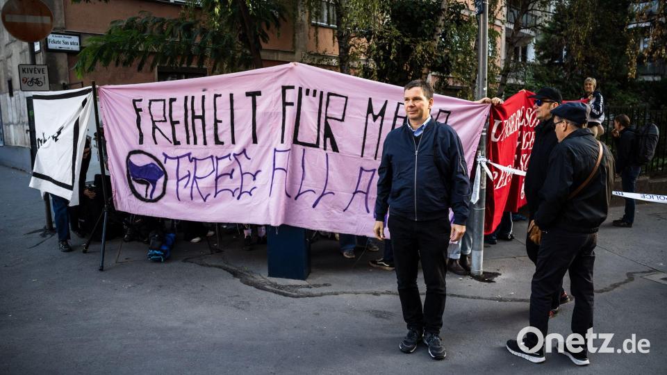 Wolfram Jarosch (l), Vater von Maja T., war zur Urteilsverkündung nach Budapest gekommen. Bild: Marton Monus/dpa