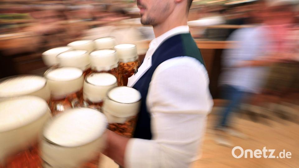Einige Wiesn-Bedienungen schleppen in diesem Jahr nicht nur Maßkrüge, sondern engagieren sich auch bei den „Bedienungen gegen rechts“. (Symbolbild) Bild: Karl-Josef Hildenbrand/dpa
