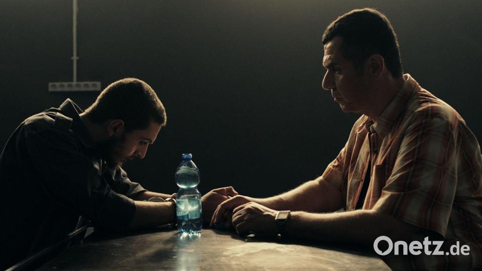 Itzik Cohen (l) als Gabi Ayub. Bild: ---/Netflix/dpa