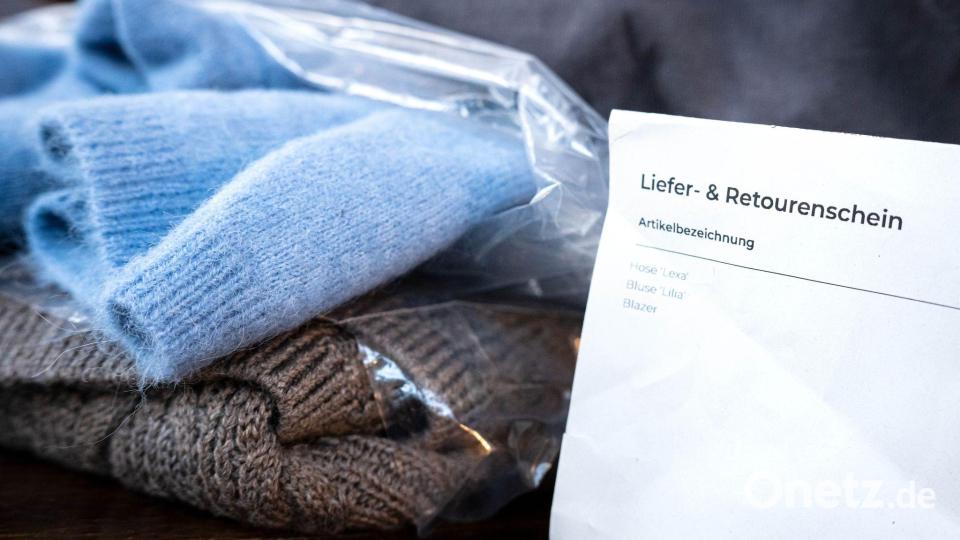 Kunden in Deutschland nutzen regelmäßig die Möglichkeit, bestellte Artikel zurückzuschicken. (Archivbild) Bild: Sina Schuldt/dpa