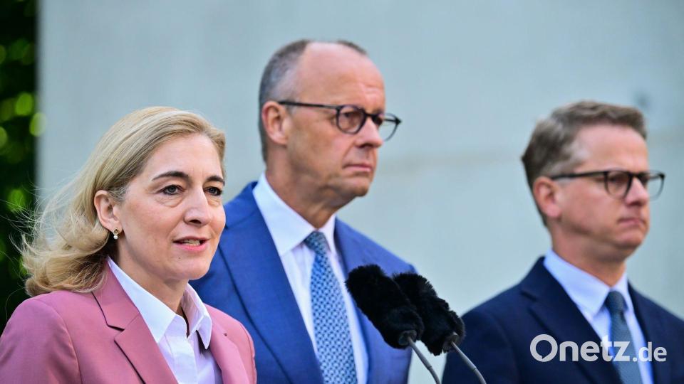 Kanzleramtschefin Nina Warken (CDU), Bundeskanzler Friedrich Merz (CDU), und Gesundheitsminister Linnemann wollen Reformen anpacken. (Archivfoto) Bild: Sebastian Gollnow/dpa