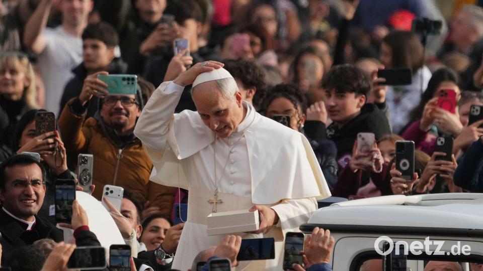 Brief nach Chicago: Papst Leo XIV. denkt an White Sox. (Archivbild) Bild: Alessandra Tarantino/AP/dpa