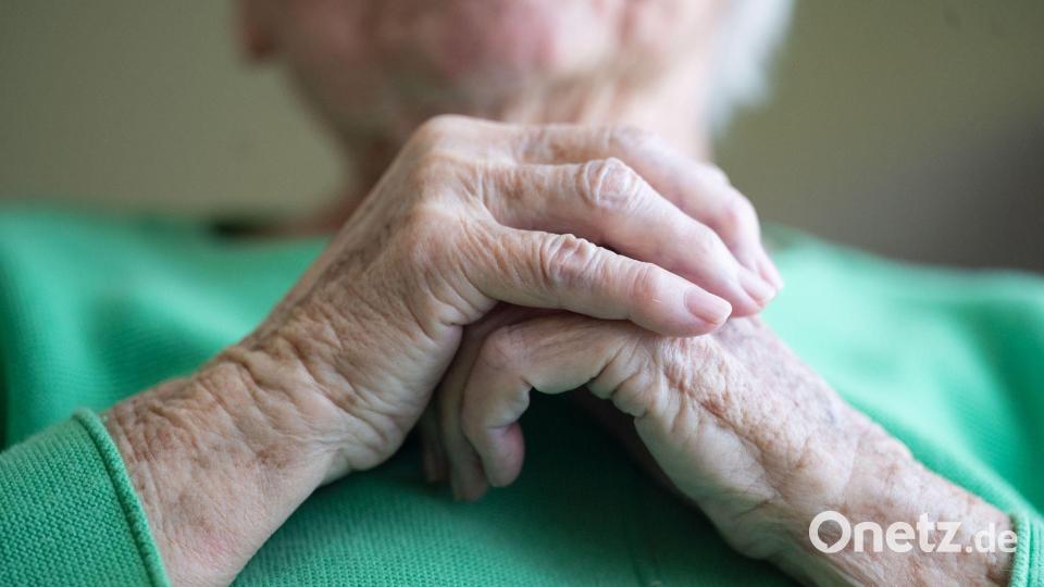 Die Koalition will die Pflege reformieren - tut sich bei dem Projekt aber schwer. (Symbolfoto) Bild: Marijan Murat/dpa