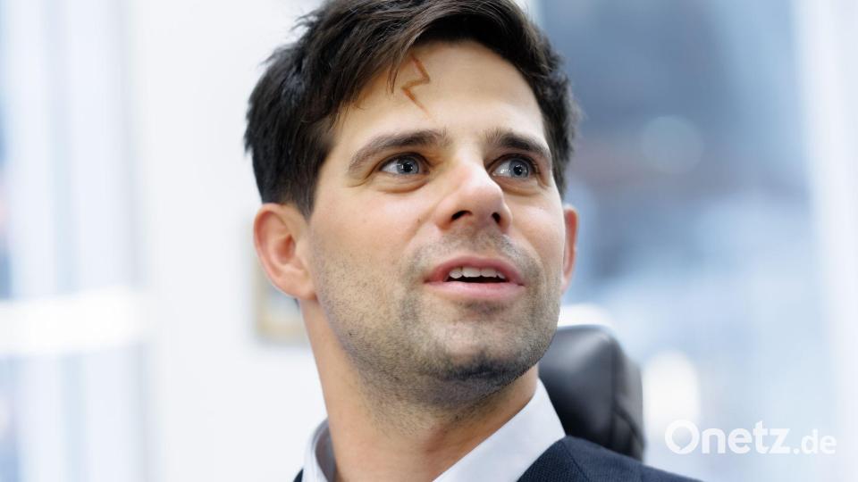Der Schauspieler und Tänzer Josef Ellers wird in der Tragikomödie „Frau Winkler verlässt das Haus“ zum Roboter. (Archivbild) Bild: Markus Scholz/dpa