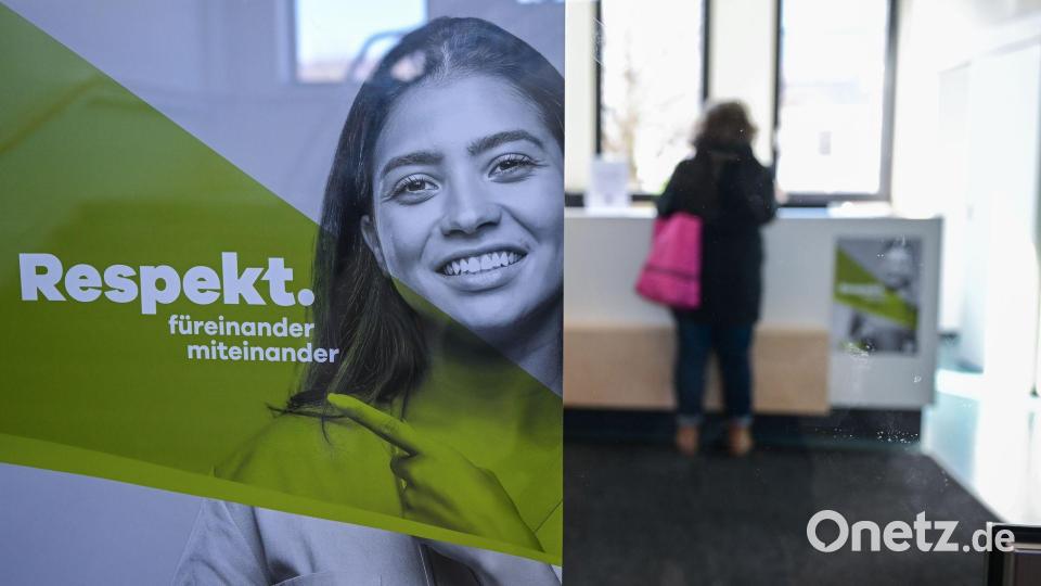 In etlichen Praxen findet man inzwischen Aufkleber oder Plakate, auf denen zu mehr Respekt und Freundlichkeit im Umgang mit dem Personal aufgerufen wird. Symbolbild: Bernd Weißbrod/dpa