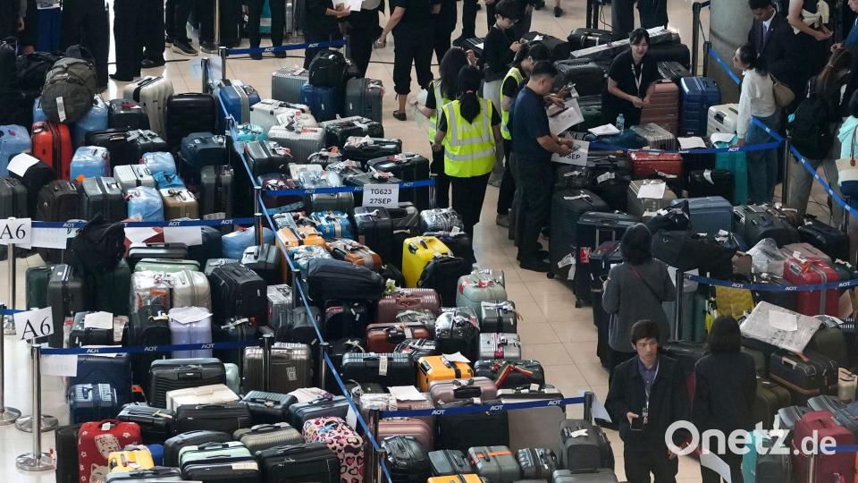 Tausende Koffer warteten am Flughafen Bangkok auf ihre Bearbeitung. Bild: Sakchai Lalit/AP/dpa