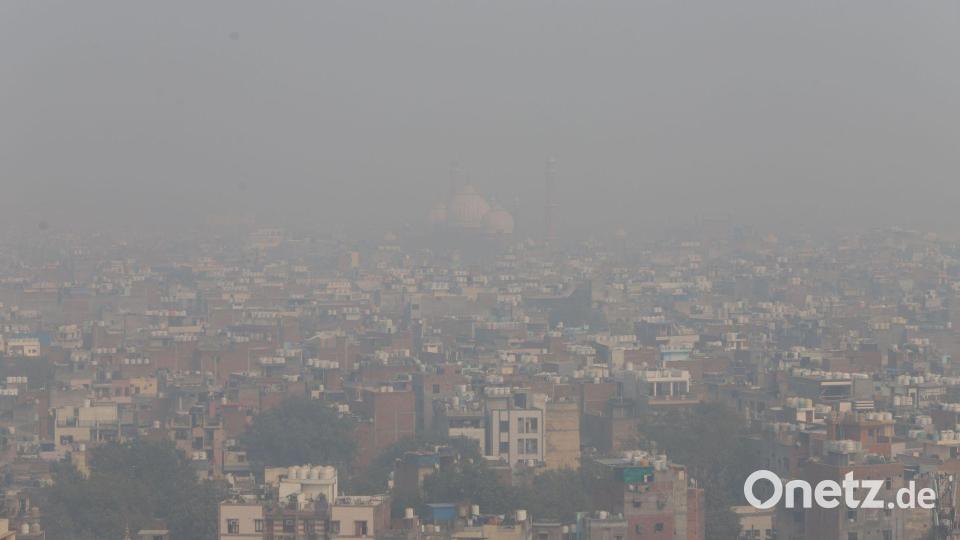 Dichter Smog bedeckt die Skyline von Neu-Delhi in Indien. (Archivbild) Bild: Deepak/ZUMA Press Wire/dpa
