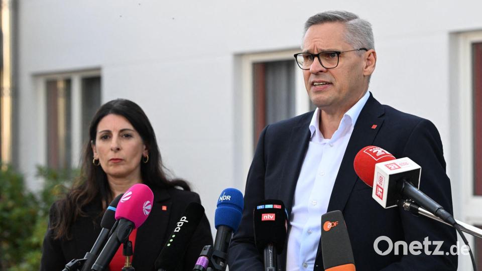 IG-Metall-Bezirksleiter Gröger und VW-Betriebsratschefin Cavallo zeigten sich nach dem Gespräch „enttäuscht und wütend“. Bild: Julian Stratenschulte/dpa