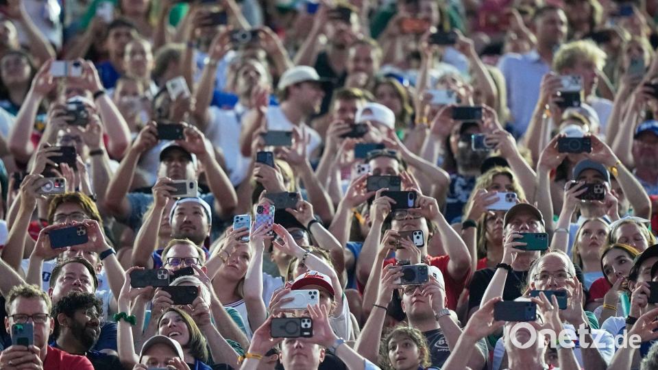 Dass Fans ihre Mobiltelefone zücken, gehört auch im Stadion längst zum Alltag. (Archivbild) Bild: Charlie Riedel/AP/dpa