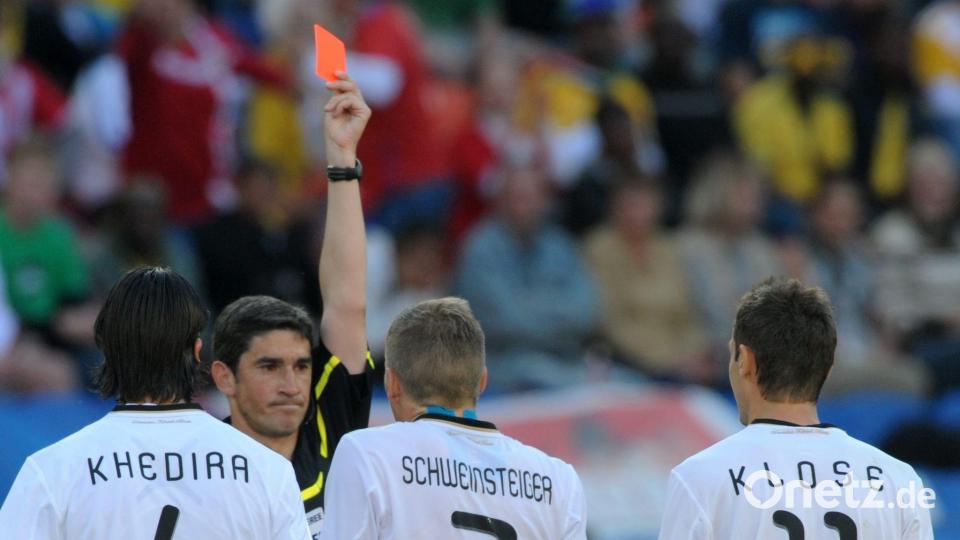Deutschlands einzige Niederlage gegen Serbien: Als Miroslav Klose (r) bei der WM 2010 in Südafrika die Rote Karte sah. (Archivbild) Bild: picture alliance / dpa