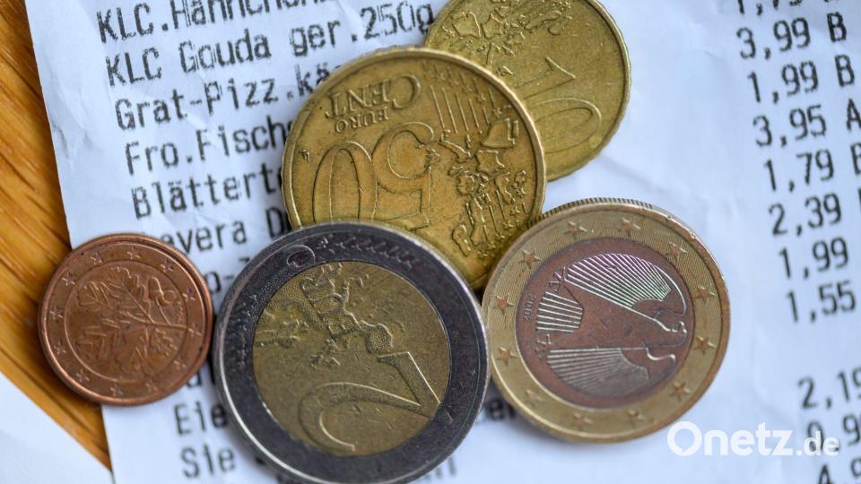 Beim täglichen Einkauf schauen die Menschen genau auf den Preis. (Symbolbild) Bild: Hendrik Schmidt/dpa