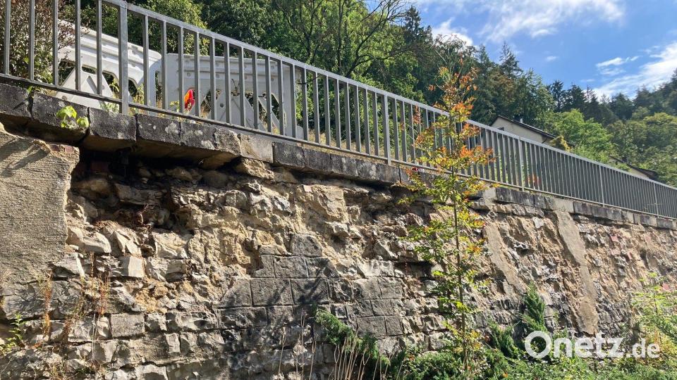 Die Stützmauer an der Kreisstraße AS 38 in Oed weist markante Schäden auf und soll erneuert werden. Bild: Matthias Kolb