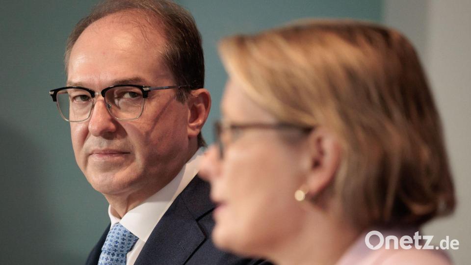 Bundesinnenminister Alexander Dobrindt (CSU) hatte nach dem Tod des Zugbegleiters im Februar härtere Strafen für Angriffe auf Bahnmitarbeiter gefordert. Archivbild: Carsten Koall/dpa