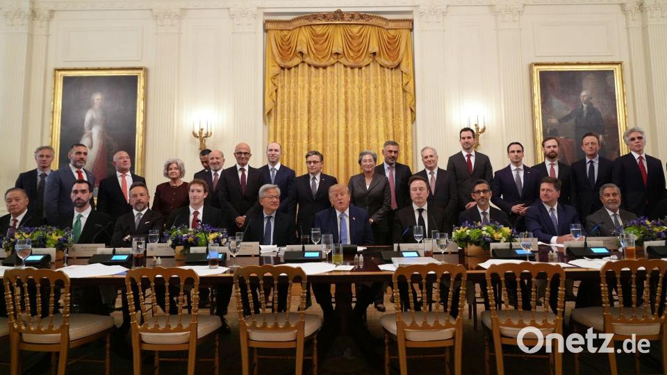 US-Präsident Donald Trump posiert für ein Foto, während er im East Room des Weißen Hauses in Washington bei einem Treffen mit Führungskräften von KI-Unternehmen spricht. Bild: Jacquelyn Martin/AP/dpa