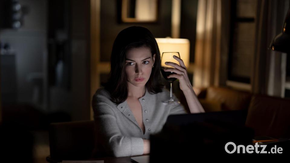 Anne Hathaway spielt in „Verity - Dunkle Geheimnisse“ die Bestsellerautorin Verity Crawford. Bild: Alisha Wetherill/Amazon MGM/dpa