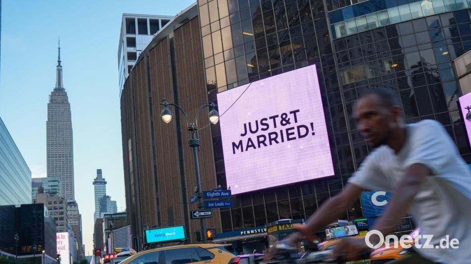 Anlässlich der Hochzeit von Taylor Swift und Travis Kelce iwar am Madison Square Garden ein Schild mit der Aufschrift „Just&t Married“ zu sehen. (Archivbild) Bild: Ryan Murphy/AP/dpa