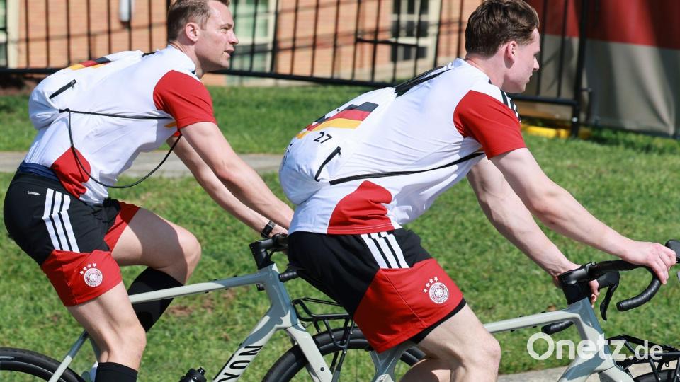 Das Münchner Torwart-Tandem: Manuel Neuer (l) und Jonas Urbig auf dem Weg zum Training bei der WM. (Archivbild) Bild: Jan Woitas/dpa