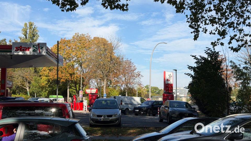 An besonders günstigen Tankstellen kam es vereinzelt zu Schlangen. Bild: Benedikt von Imhoff/dpa