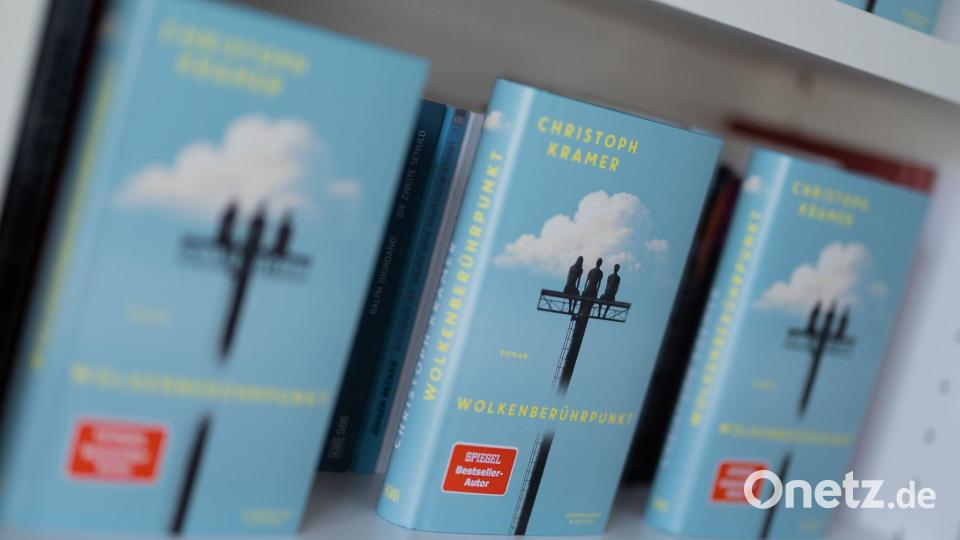 Das Cover seines neuen Buches liegt Kramer besonders am Herzen. Bild: Rolf Vennenbernd/dpa