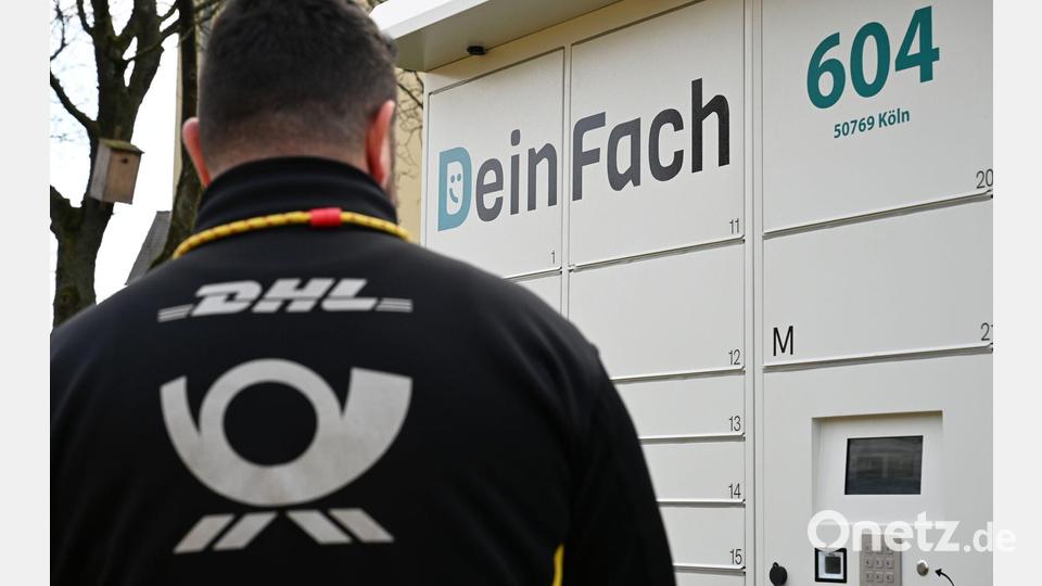 Ein DHL-Paketbote holt Sendungen aus einem DeinFach-Automaten. Bild: Wolf von Dewitz/dpa