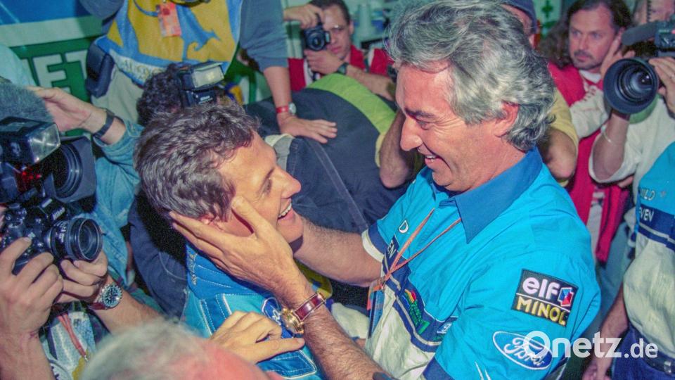 Nach seinem ersten Gesamtsieg in der Fahrer-WM 1994 wird Schumacher (l) von seinem Teamchef Flavio Briatore herzlich empfangen. (Archivbild) Bild: Harry Melchert/dpa