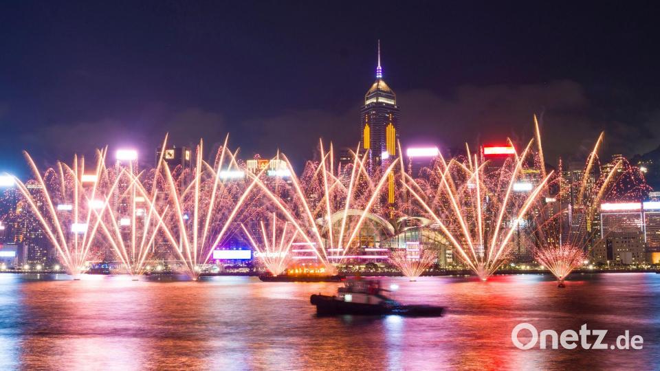Zum Nationalfeiertag der Volksrepublik China gibt es Feuerwerk über dem Victoria Harbour in Hongkong. Bild: Vernon Yuen/AP/dpa