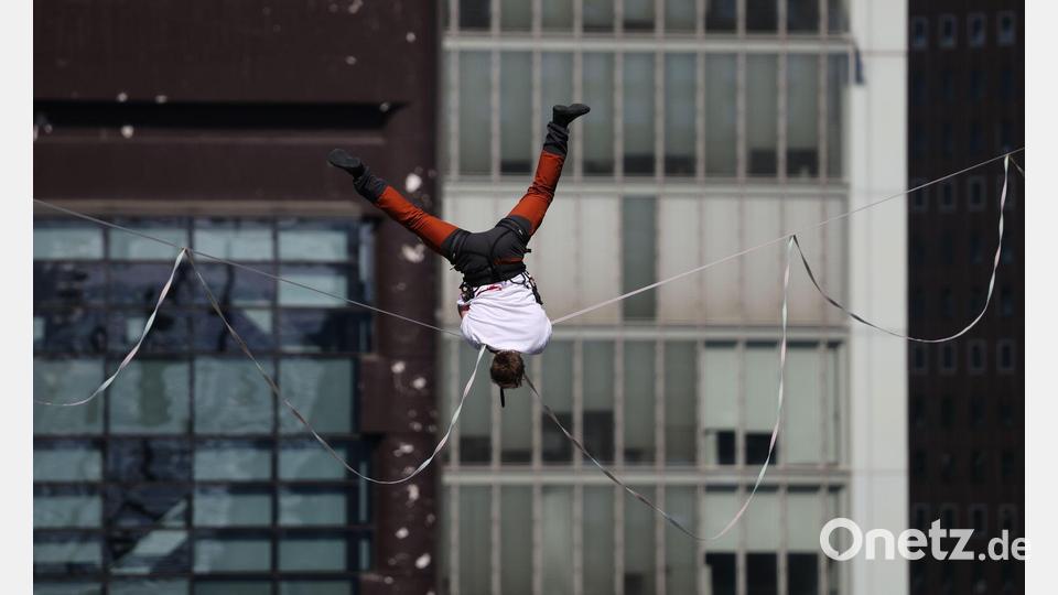 Schwindelfrei: Der Slackliner Jaan Roose zeigt in Seoul in mehr als 100 Meter über dem Boden sein Können. Bild: Kim Hong-ji/Reuters Pool/AP/dpa