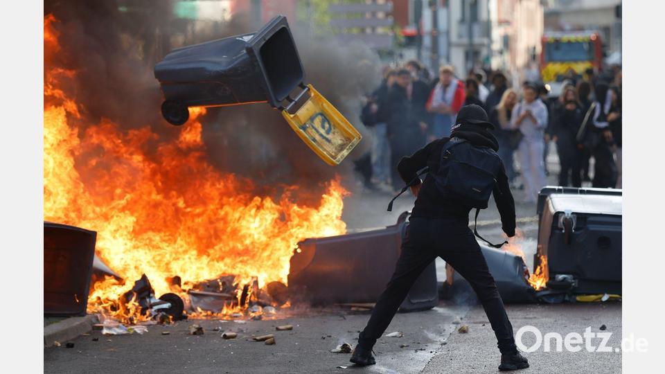 Brennende Wut: Bei Schulprotesten in Frankreich gehen Mülltonnen in Flammen auf. Bild: Jean-Francois Badias/AP/dpa