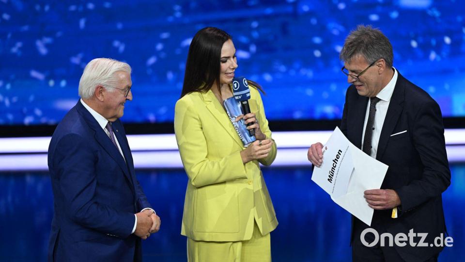 Panne bei der Olympia-Bewerber-Kür: Thomas Weikert (r) öffnet den Sieger-Umschlag zu früh. (Archivbild) Bild: Marijan Murat/dpa