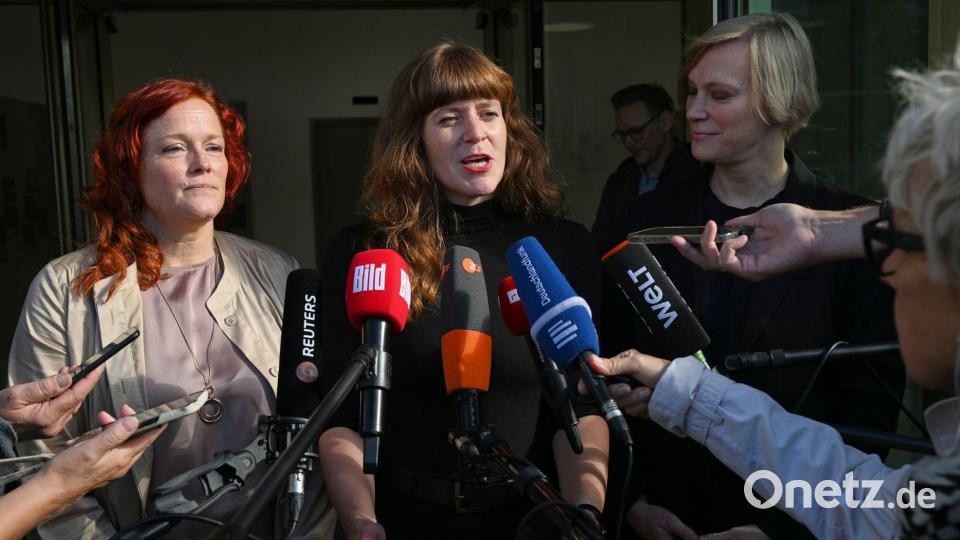 Die Parteivorsitzenden Bettina König (SPD, l-r), Kerstin Wolter (Die Linke) und Nina Stahr (Bündnis 90/Die Grünen) haben gemeinsam mit anderen Vertretern ihrer Parteien über Antisemitismus beraten. Bild: Soeren Stache/dpa