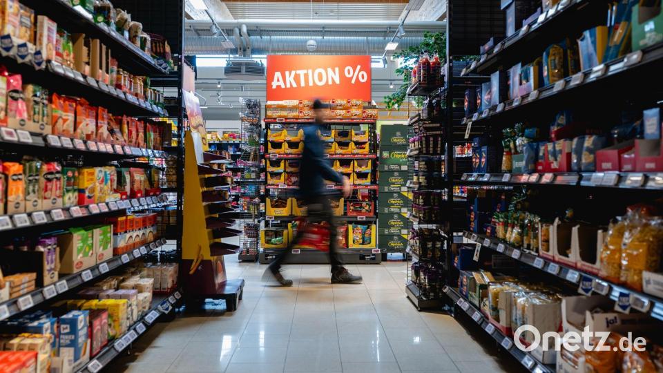 Preissteigerungen werden an der Supermarktkasse besonders deutlich. (Symbolbild) Bild: Jacob Schröter/dpa