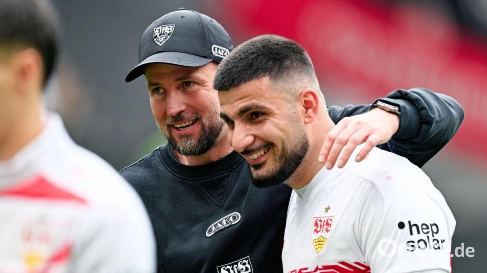 VfB-Trainer Sebastian Hoeneß stärkt Deniz Undav immer wieder den Rücken. (Archivbild) Bild: Uwe Anspach/dpa