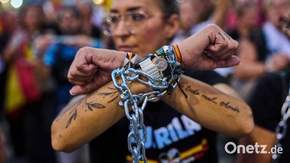 Menschen protestieren in der spanischen Exklave Ceuta gegen den Umgang der spanischen Regierung mit der Grenzkrise. Bild: Bernat Armangue/AP/dpa