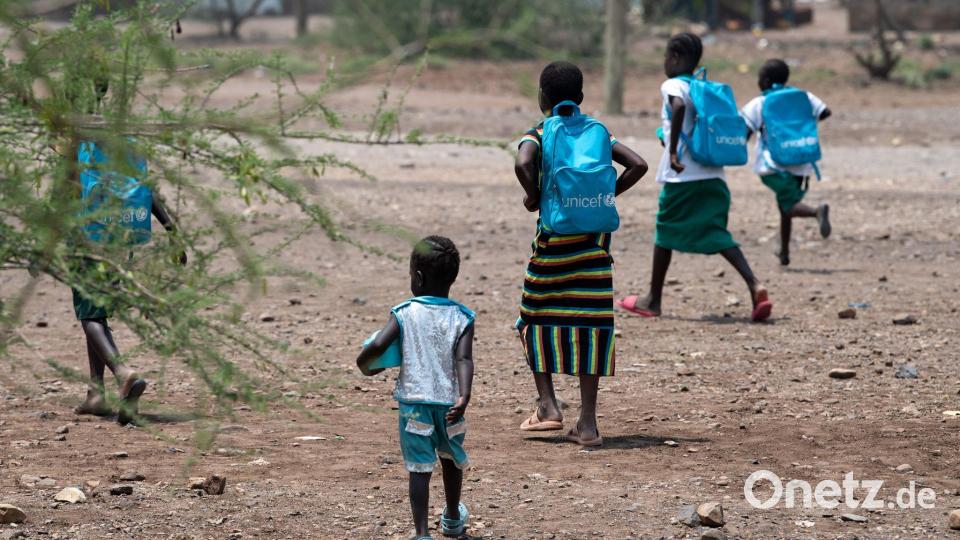 In Ländern mit eher niedrigem Einkommen legen Kinder laut Studie durchschnittlich mehr Schritte täglich zurück. (Symbolbild) Bild: Bernd von Jutrczenka/dpa