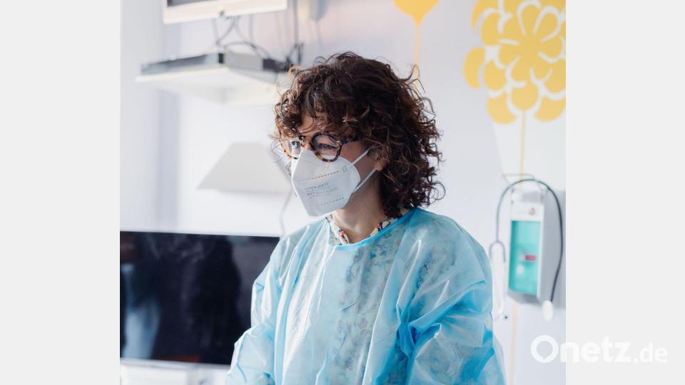 Die Nobelpreisträgerin und Entdeckerin der Genschere, Emmanuelle Charpentier, besuchte den Patienten persönlich. Bild: Mariia Streltsova/Charité/dpa