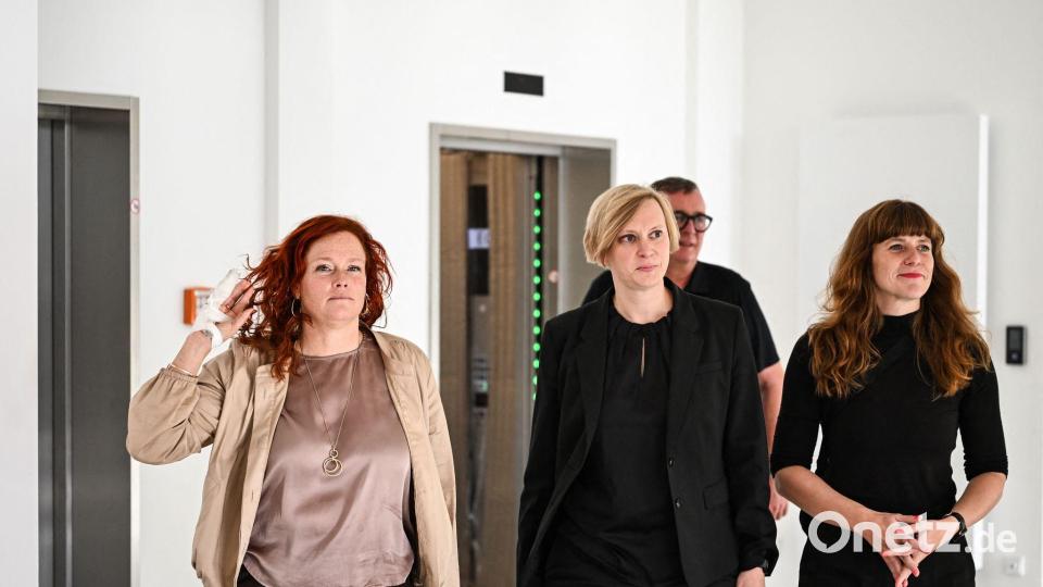 Die Parteivorsitzenden Bettina König (SPD, l-r), Nina Stahr (Bündnis 90/Die Grünen) und Kerstin Wolter (Die Linke) und andere Politiker haben sich erstmals nach der Wahl im Drei-Parteien-Format getroffen. Bild: Sören Stache/dpa